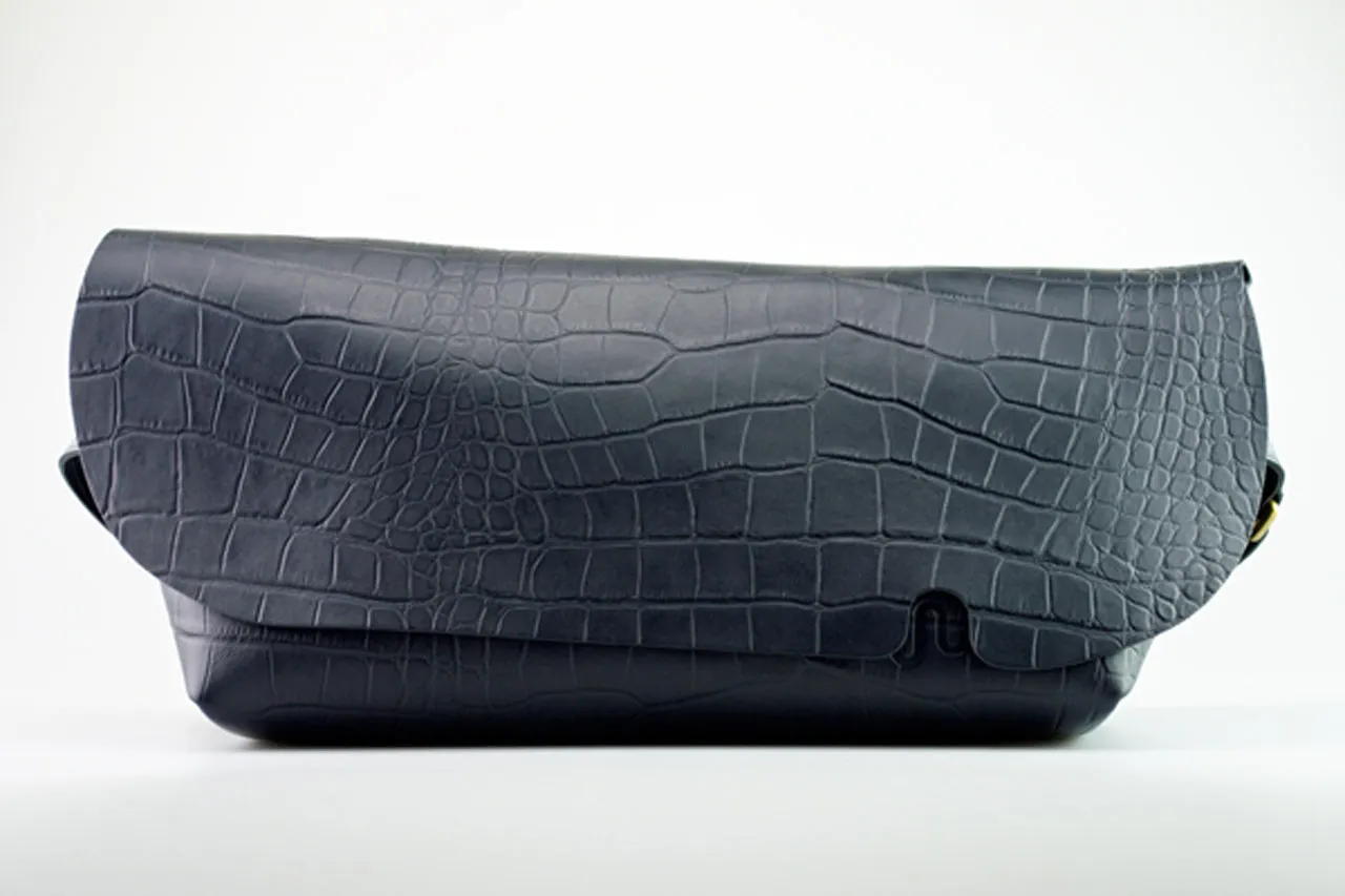 メッセンジャーバッグ (M)/CROCO PATTERN NAVY-FAS