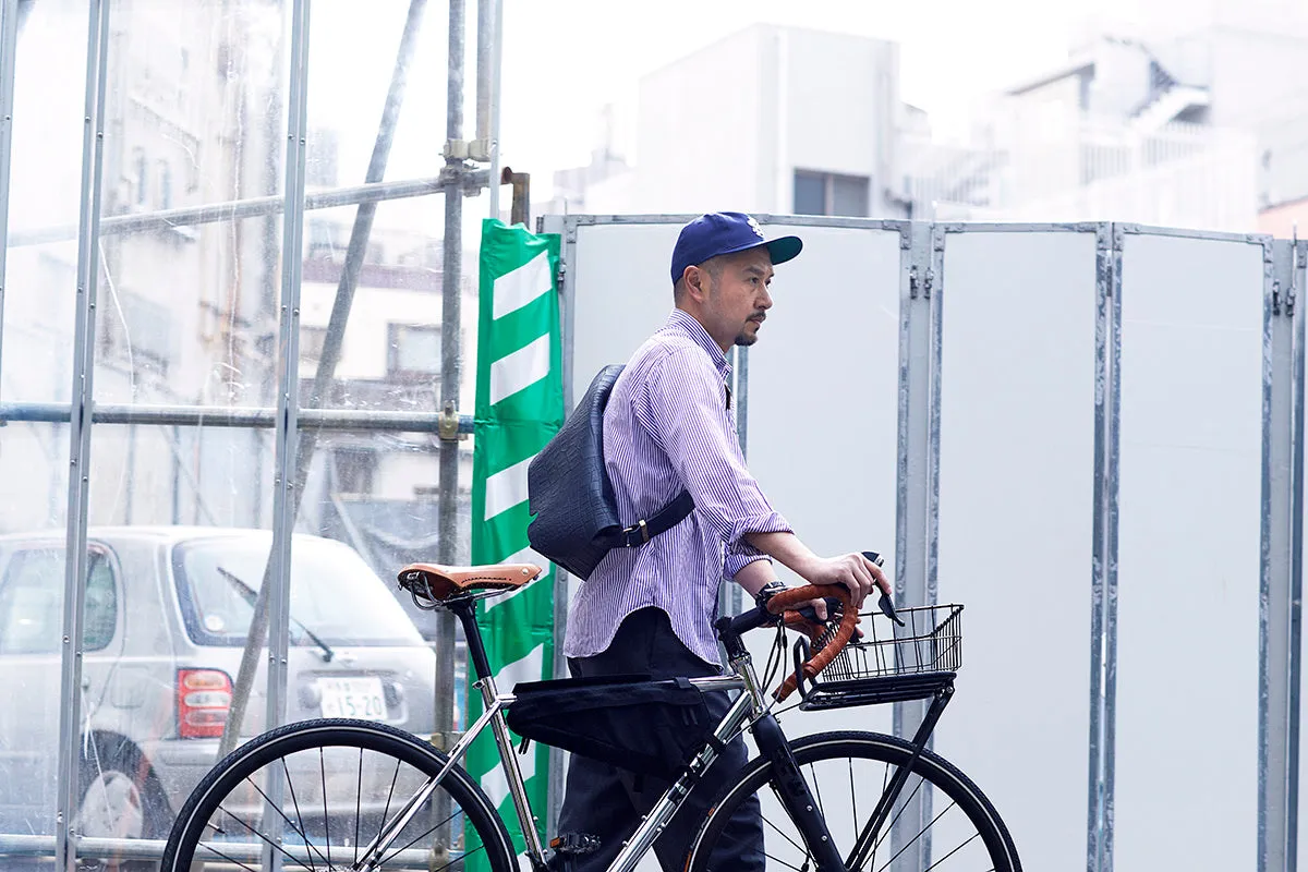 メッセンジャーバッグ (M)/CROCO PATTERN NAVY-FAS