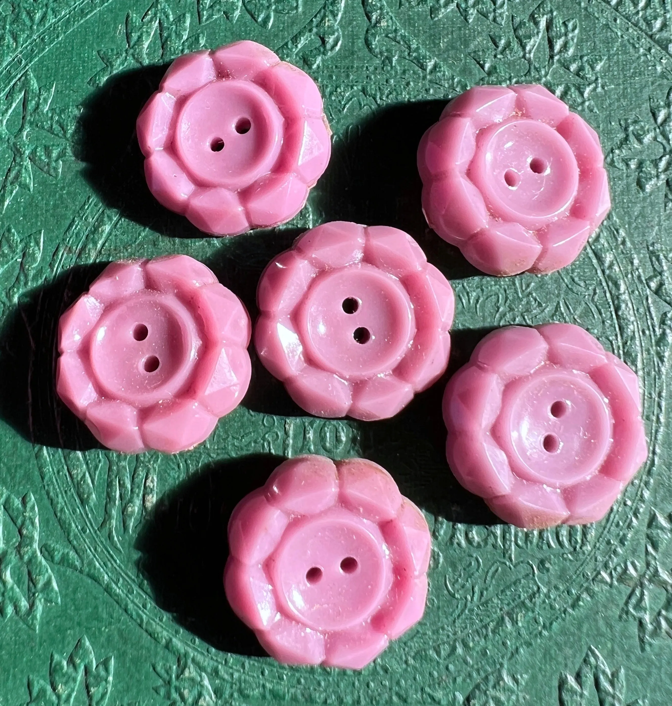 6 Pleasing Heliotrope 1.7cm Vintage Buttons