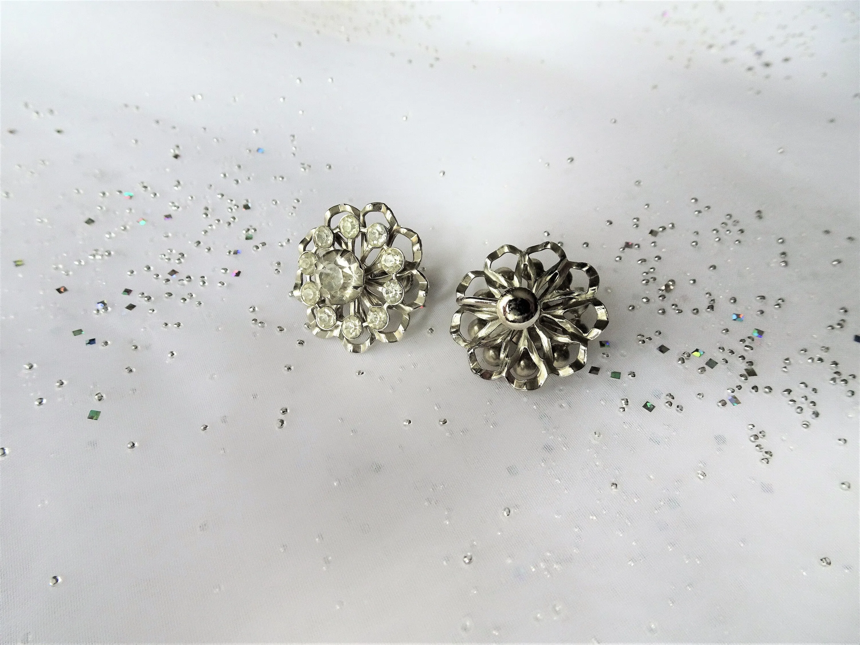 LOVELY Vintage Earrings,Sparkling Glass Stones,Glittering Rhinestones,Screw Back Earrings,Bridal Earrings,Collectible Mid Century Jewelry