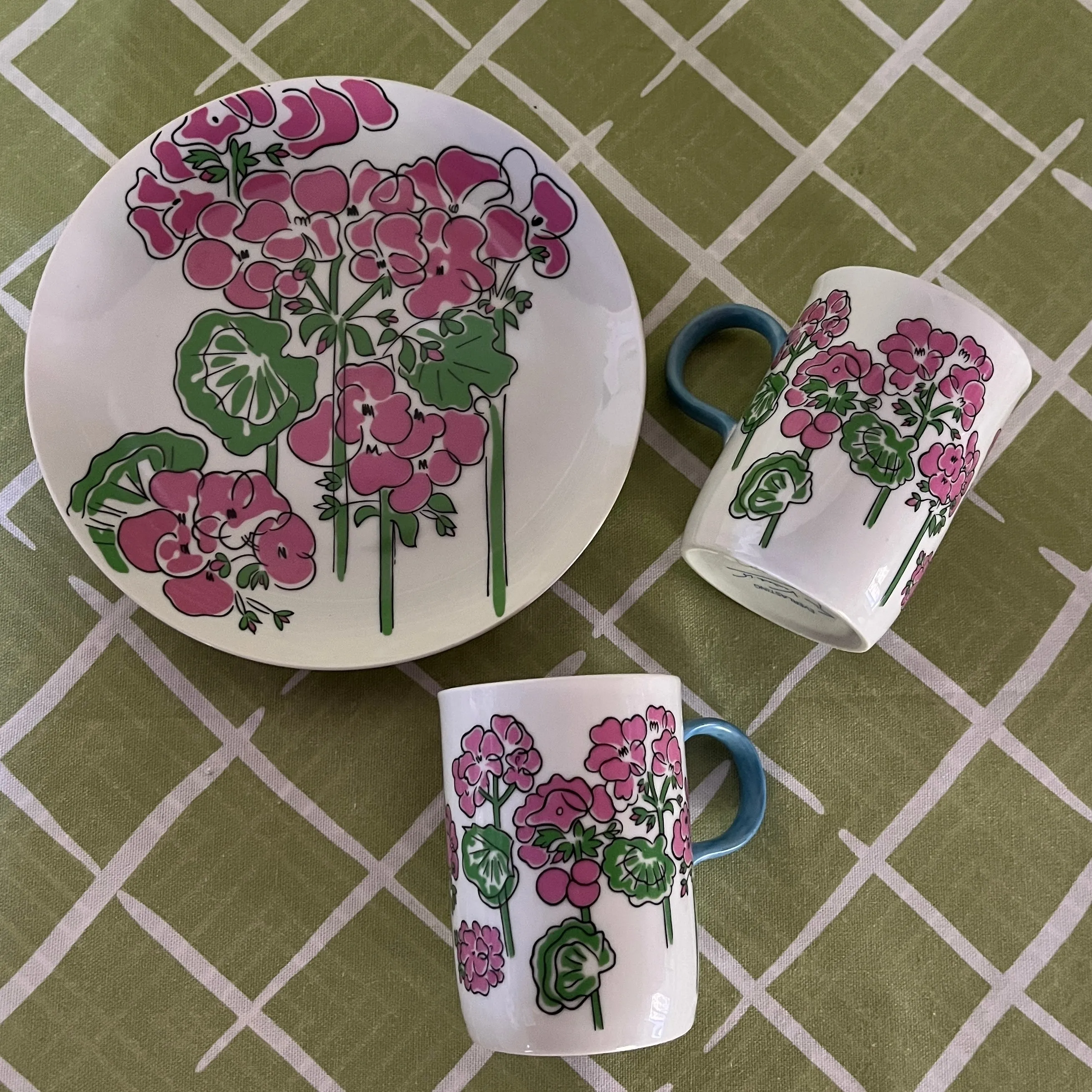 Vintage Gloria Vanderbilt Mugs/Dessert Plates, Set of 16